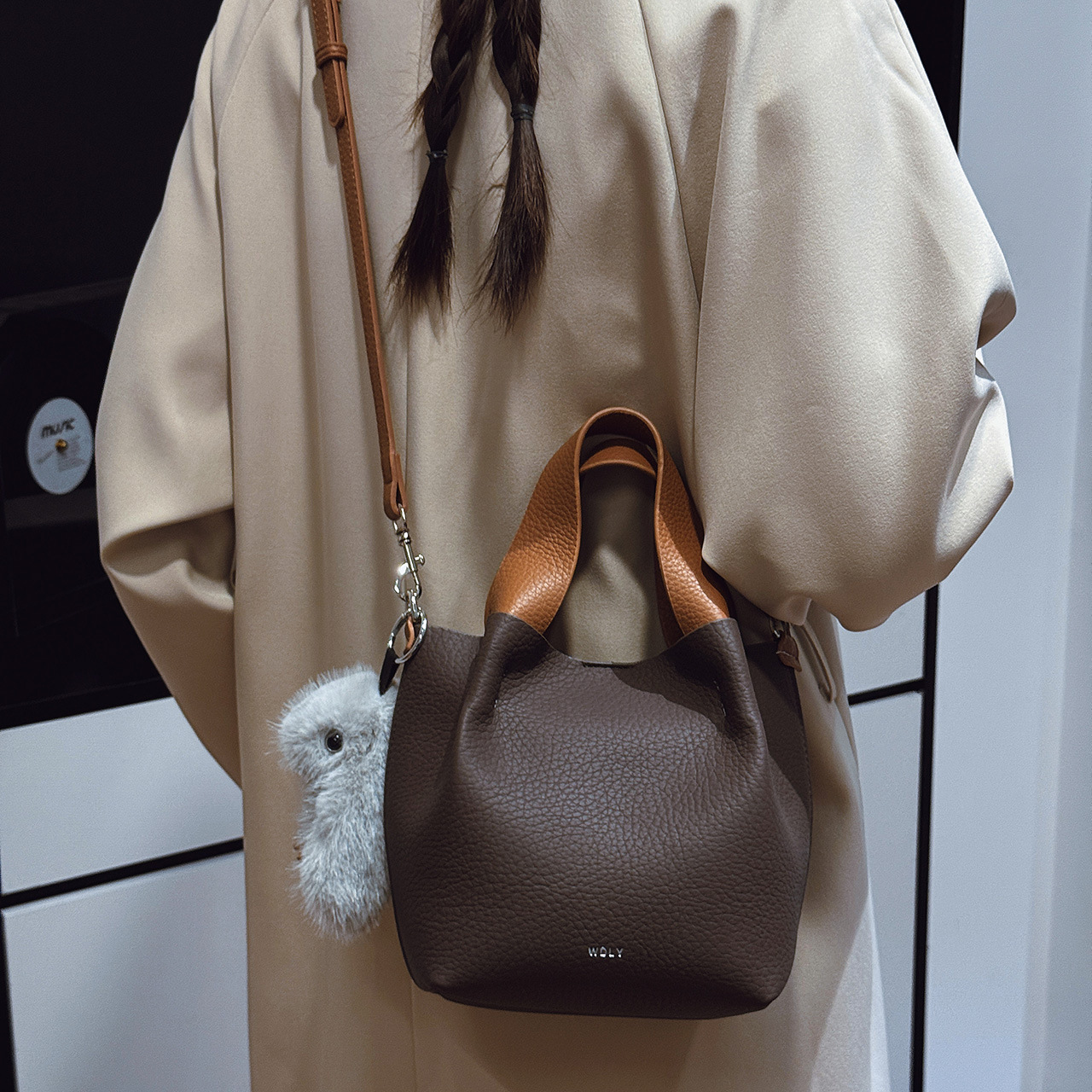 High-end nicho litchi pequeño bolso de cubo para mujeres 2025 nueva moda de hombro mochila bolso de mano