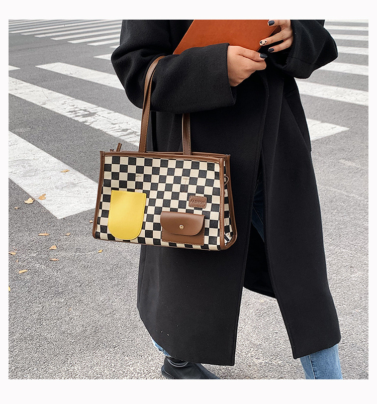 Hand-held Large-capacity Checkerboard Ladies Bag 2021 New Autumn And Winter One-shoulder Tote Bag display picture 7