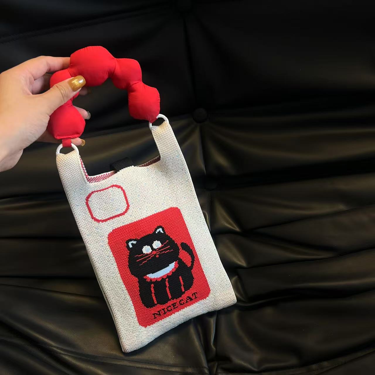 빨간색과 검은색 고양이