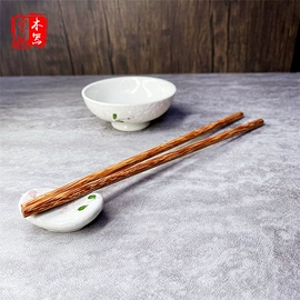 木质工艺品;经络保健器材;美发梳