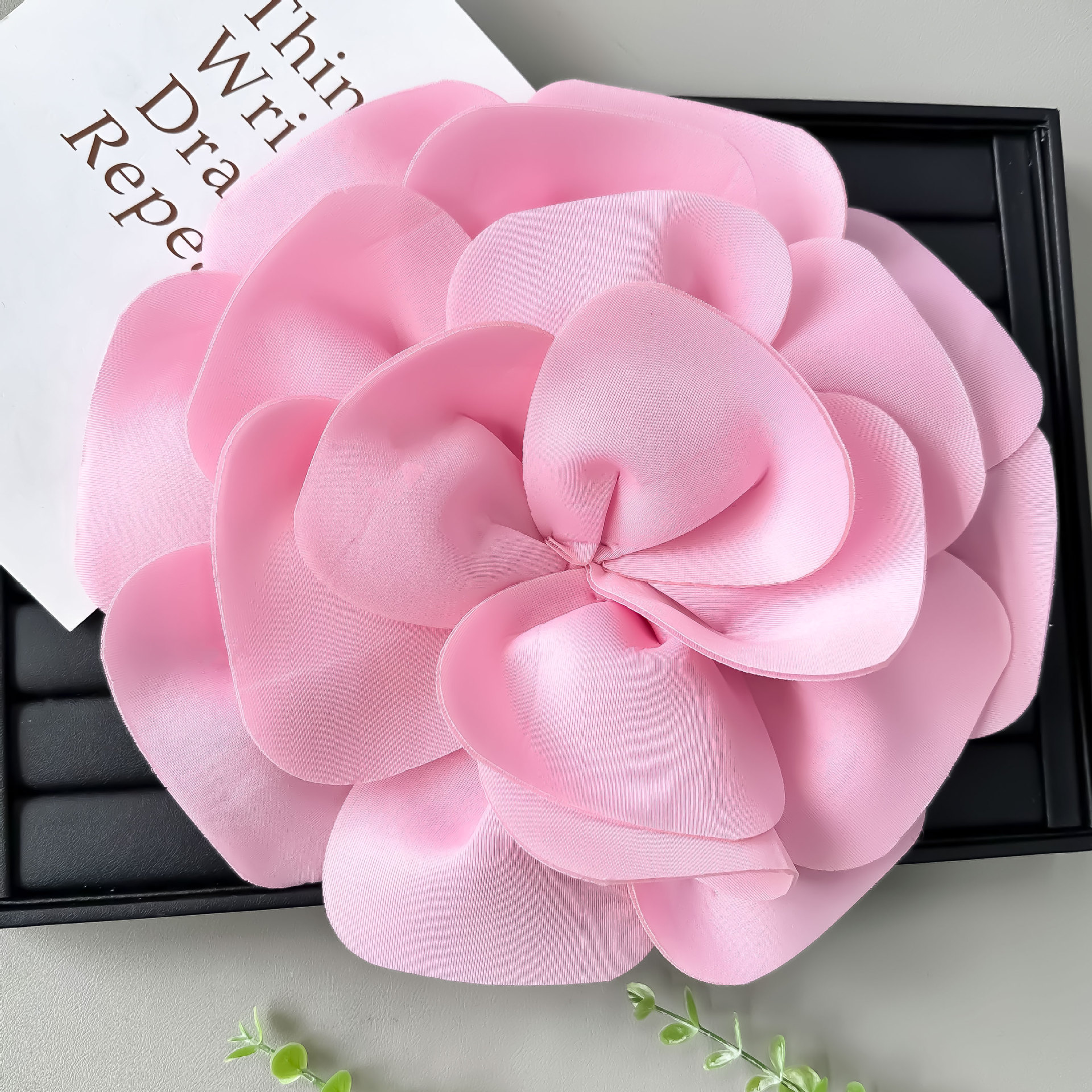Nuevo corsage de flores tridimensional versátil en tela, accesorios para vestidos de novia, disfraces de espectáculo, trajes de baile y decoraciones cosidas a mano.
