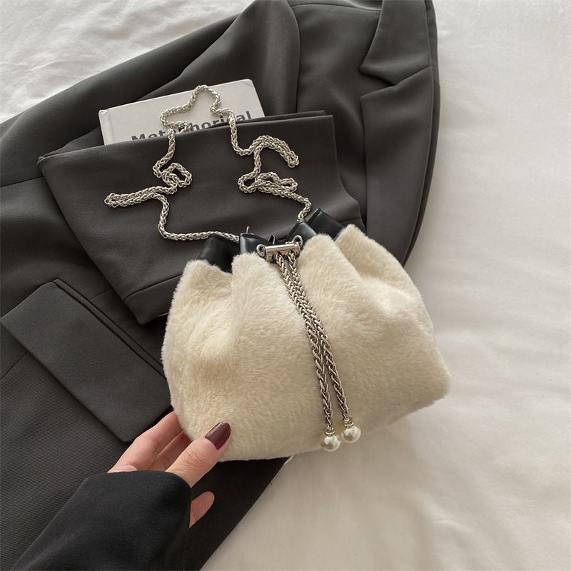 Mujeres de invierno de estilo extranjero bolsa de mochila de estilo extranjero personalidad 2024 nueva moda bolsa casual de moda dulce cadena bolsa de cubo de moda