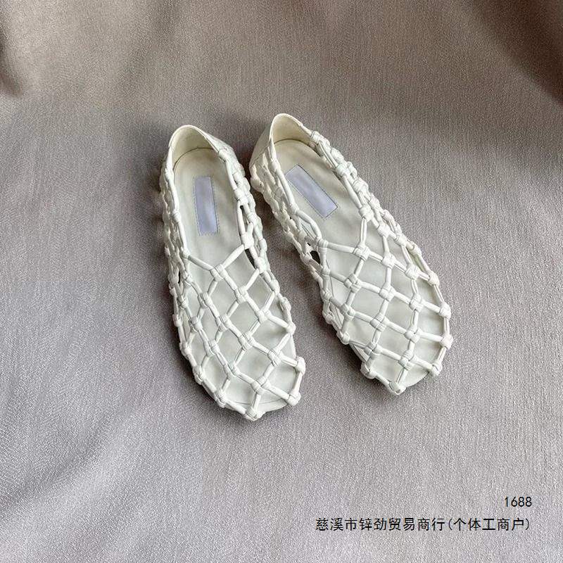 Niche designer hollowed-out woven mesh "pig cage" shoes, 2026 new style, low-heeled flat round-toe sandals for women, summer single shoes.