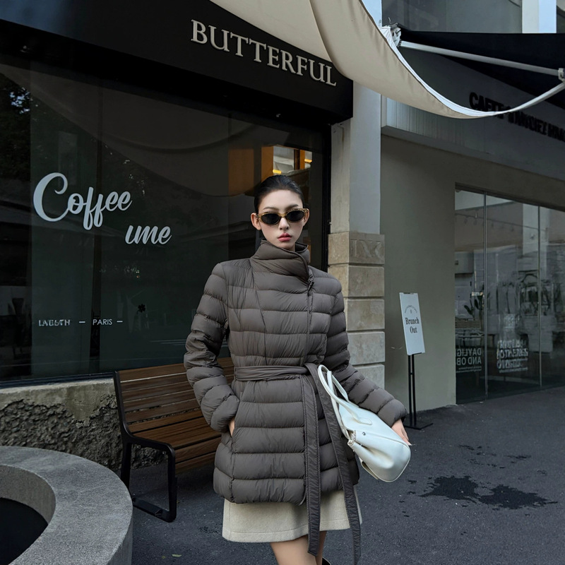 2026 New Style Elegant Lace-Up Waist-Cinching Slimming 90% White Goose down Ribbed down Jacket for Women with a Turn-Down Collar, Warm Coat for Autumn and Winter 2026 New Style Elegant Lace-Up Waist-Cinching Slimming 90% White Goose down Ribbed down Jacket for Women with a Turn-Down Collar, Warm Coat for Autumn and Winter