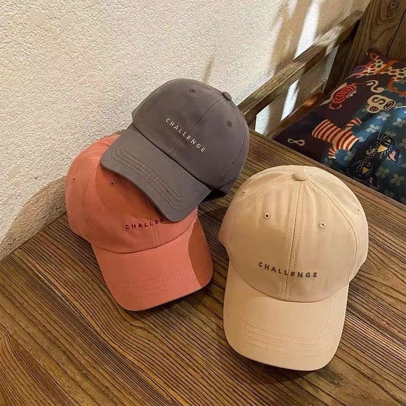 Gorra de béisbol japonesa pequeña letra fresca bordada gorra de pico simple para hombres y mujeres sombrero casual cara de aspecto pequeño sombrero de pareja de estilo de Hong Kong