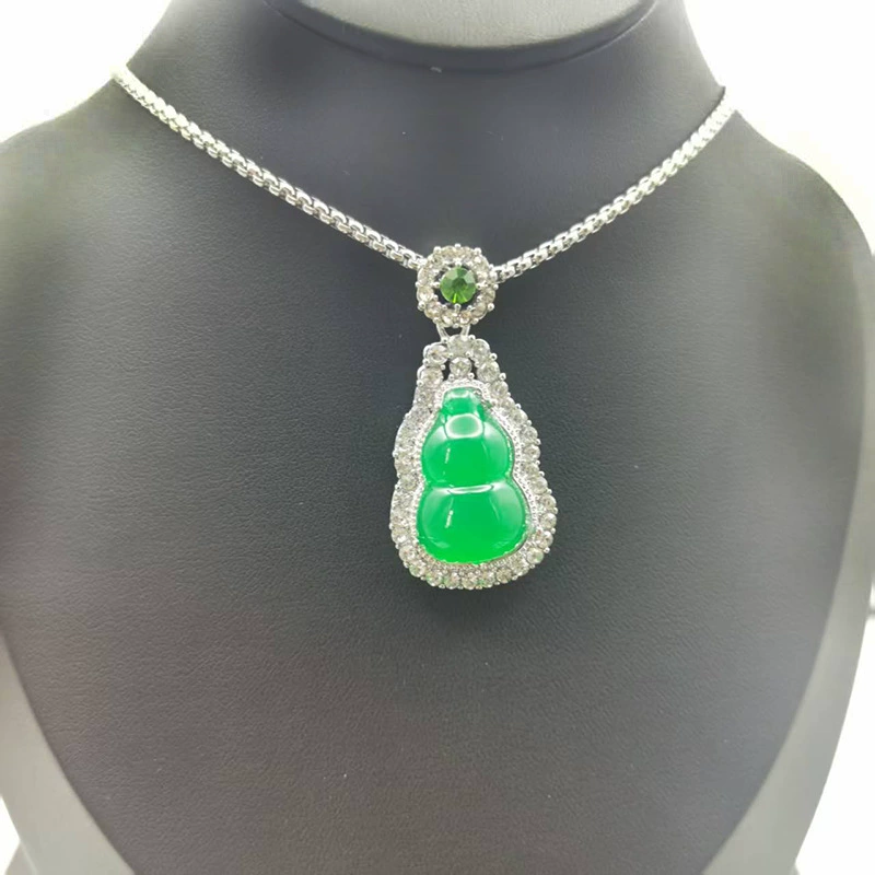 Emerald necklace jade, protective amulet, buckle, pendant, chain, light luxury style