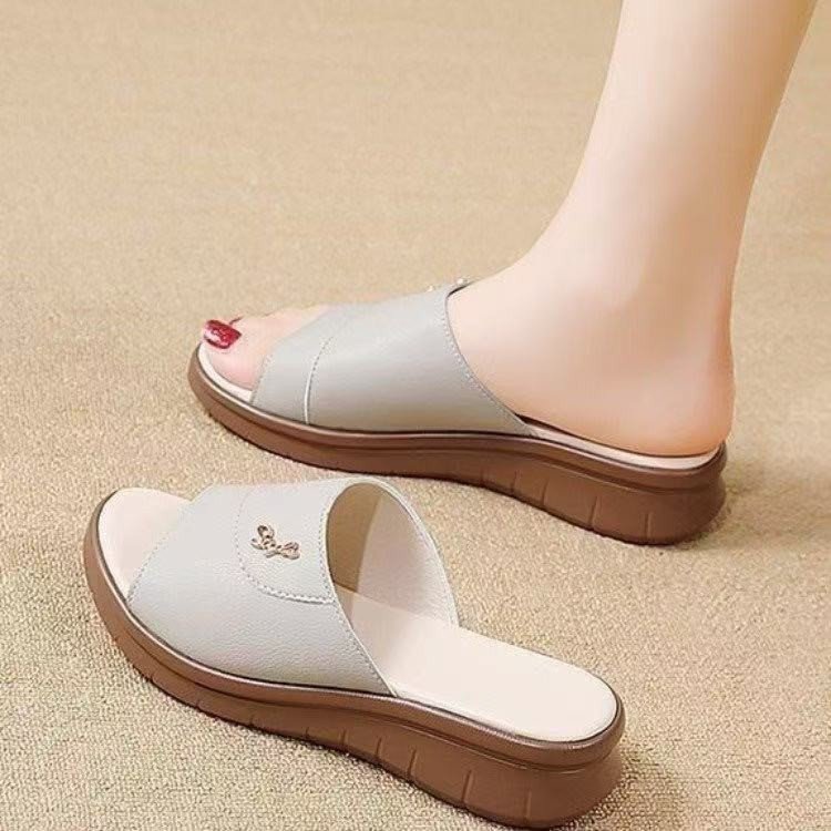 Zapatillas de cuero suave para mujeres 2026 verano nuevos zapatos de suela suave para madres zapatillas de playa de moda para mujeres casuales