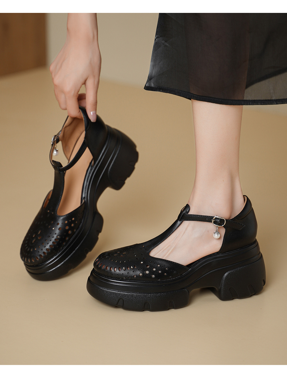 Giày cao gót nữ đế xuồng platform 8 cm, mũi tròn bít, quai chữ T kiểu Mary Jane, họa tiết khoét lỗ thoáng khí — màu đen, màu mơ chi tiết 9