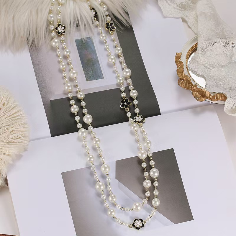 Necklace pearl flower-shaped