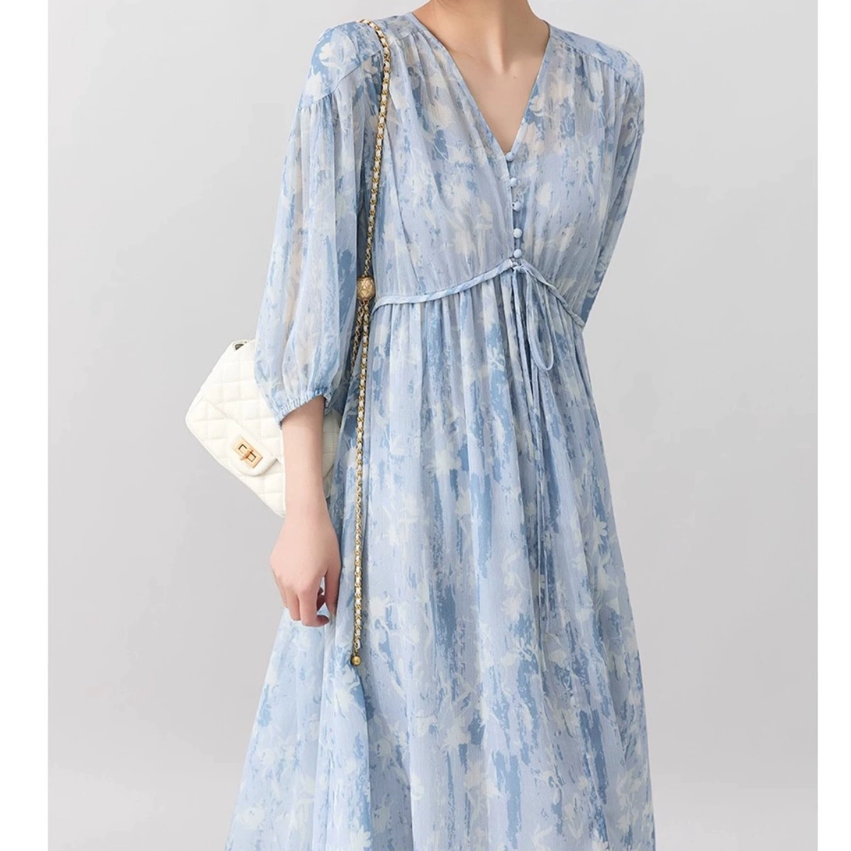 Шифоновая блузка с градиентом для женщин, летнее элегантное платье-рубашка с v-образным вырезом и плиссировкой на талии в отпускном стиле с рукавами-фонариками.