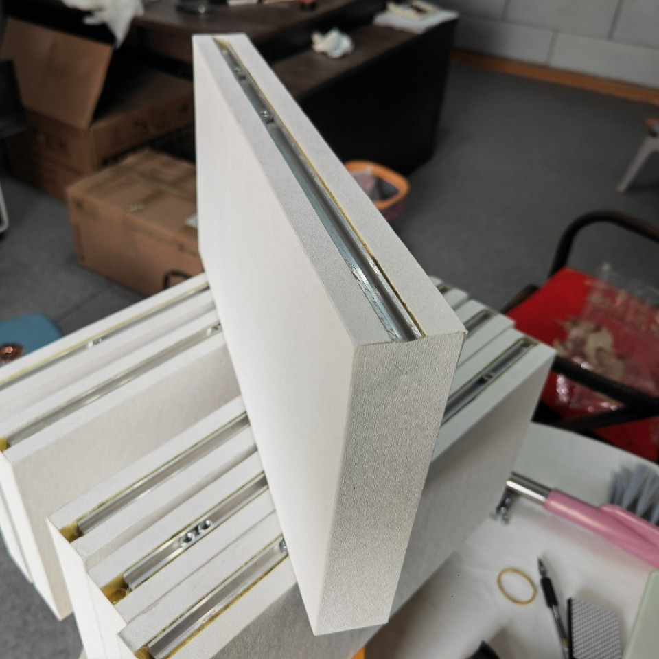 彩色玻纤天花吸音板 阻燃复合隔音板体育馆办公室吊顶板吸音材料