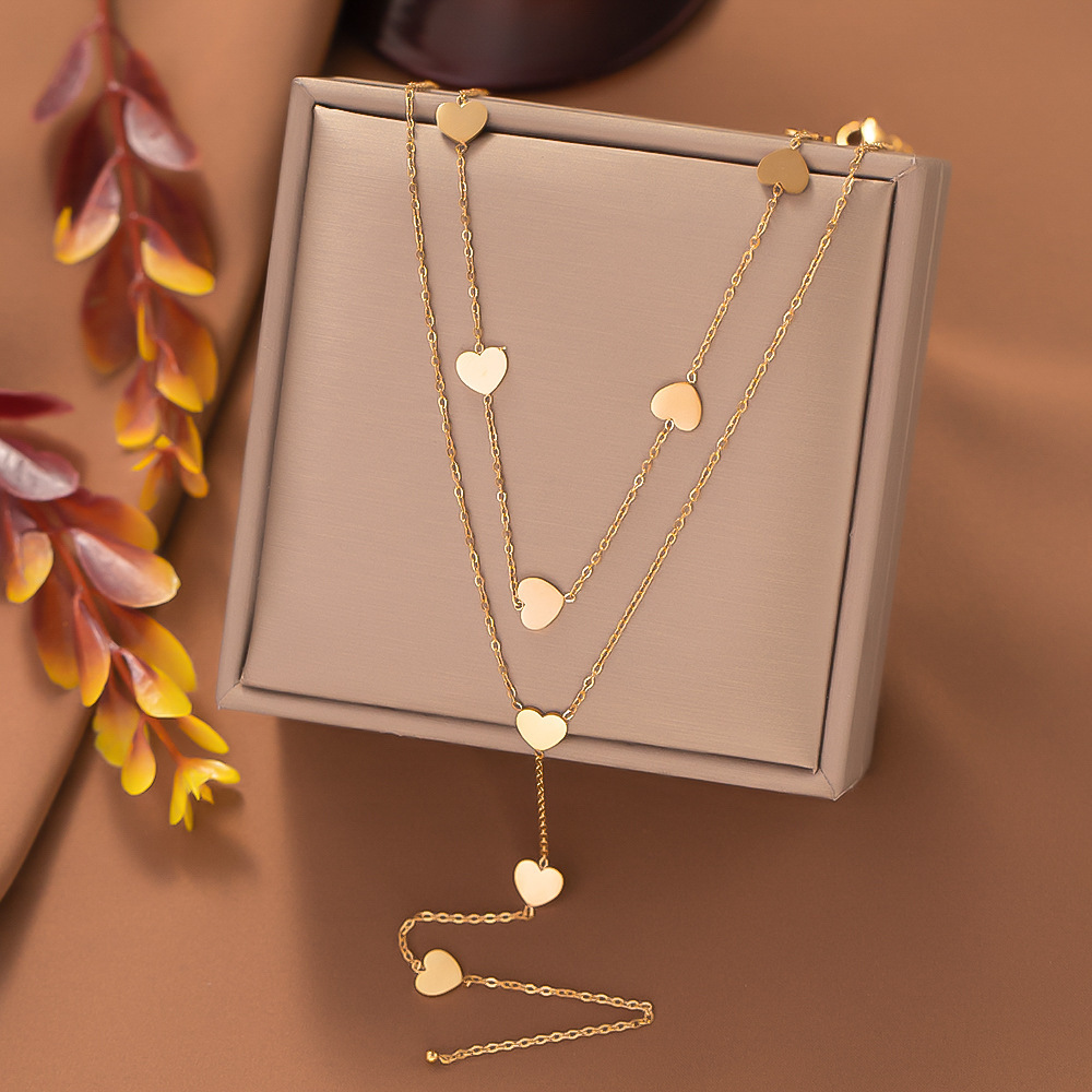 [collar de acero de titanio dorado + acero] collar de amor de nicho con cadena de clavícula avanzada en la moda de lujo ligero femenino