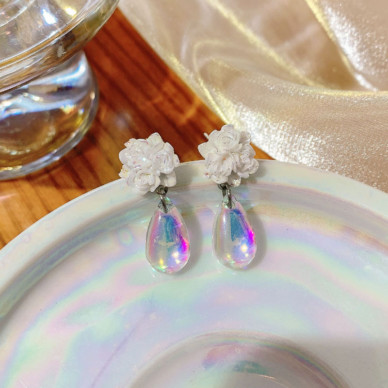 SKU-04-04白色花朵水滴耳钉-银针