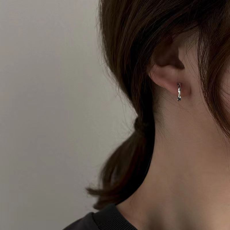 Mobius anillo de la oreja nicho femenino hebilla de la oreja no hay necesidad de recoger los pernos para dormir Corea del Sur temperamento Internet celebridad pendientes de moda