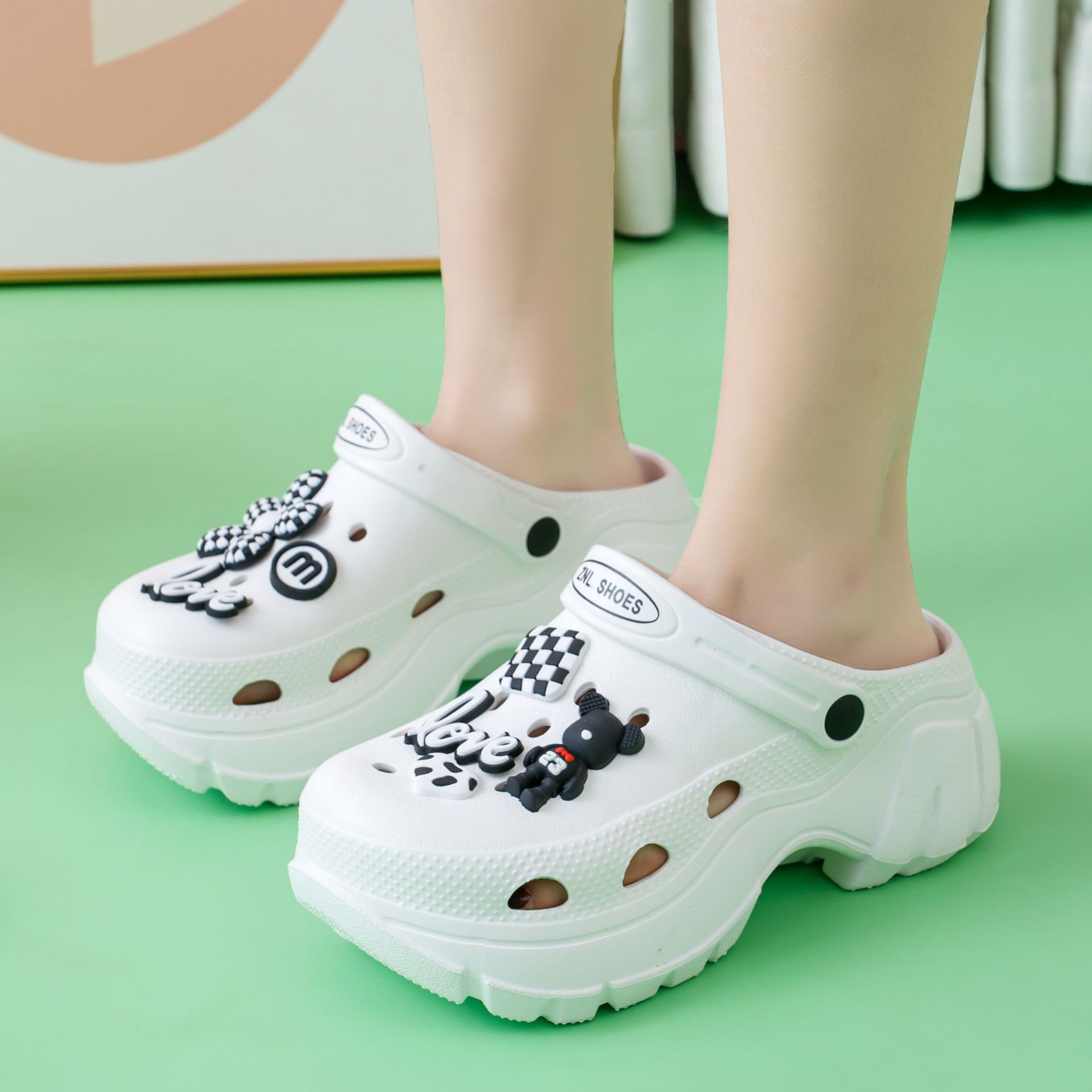 Einteilige Lochschuhe mit dicken Sohlen, Sommer-Oberbekleidung für Damen, 2023, neue rutschfeste, erhöhte Baotou-Stepp-Sandalen und Hausschuhe_voghion.com