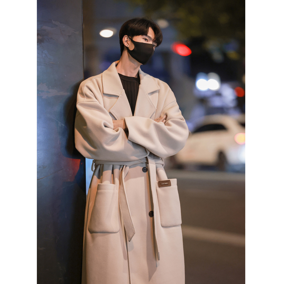 秋冬服のコートは男女が膝を過ぎます。コートの中の長さは冬の高級感があります。