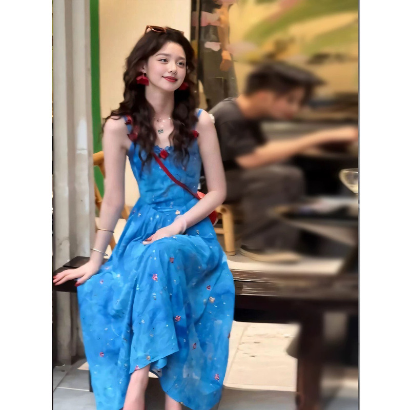 French-Style Blue Floral Spaghetti Strap Dress for Women, Summer 2025 New Model, Beach Vacation Style, Elegant Waist-Cinching Long Dress French-Style Blue Floral Spaghetti Strap Dress for Women, Summer 2025 New Model, Beach Vacation Style, Elegant Waist-Cinching Long Dress