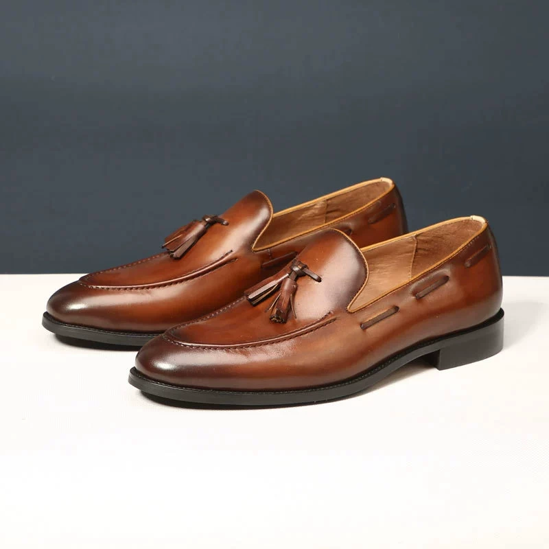 Мужские туфли-лоферы 2024 года, ретро-стиль, из натуральной кожи, с кисточками, круглый носок, низкий каблук, неглубокий вырез, слипоны, плоская подошва.