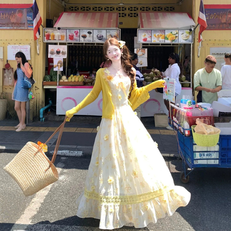 【Butter Daisy】Atmospheric holiday style: Yellow lace strap floral dress + thin yellow cardigan
