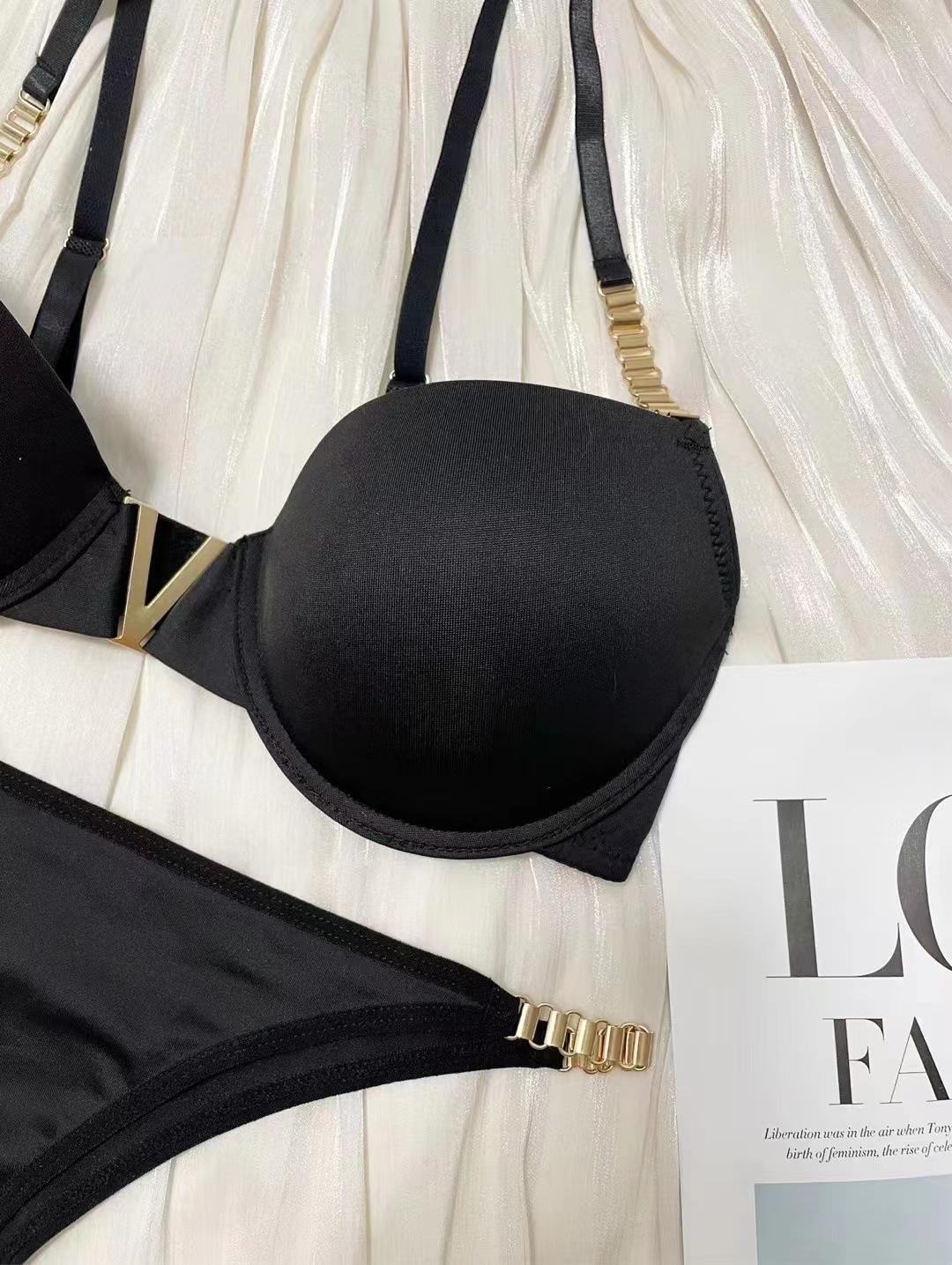 New Sexy Smooth European Size Underwear Women's Ring Decoration Shoulder Strap Bra Set_voghion.com