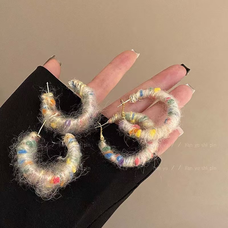 Arco iris lana otoño y invierno envuelto lindos aretes de peluche aretes de diseño 2024 nuevo color aretes temperamento image 3