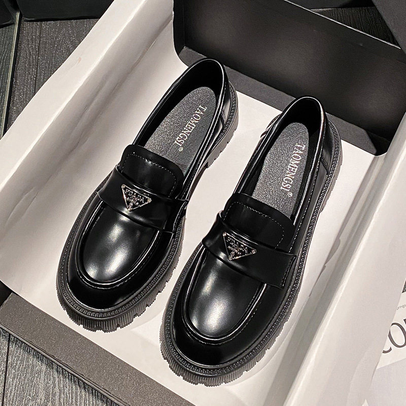 Giày lười nữ mũi tròn đế cao gót vừa 3–5 cm, da lìa logo tam giác — Màu đen