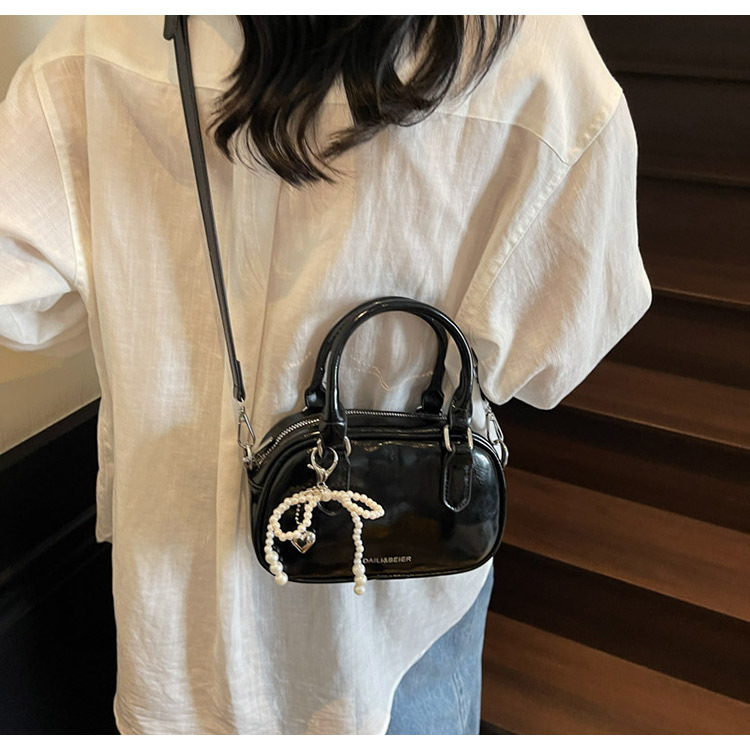 A fashionable Korean-style small square bag for women in the summer of 2025, featuring a simple and retro single-shoulder, crossbody and hand-held pillow bag undefined