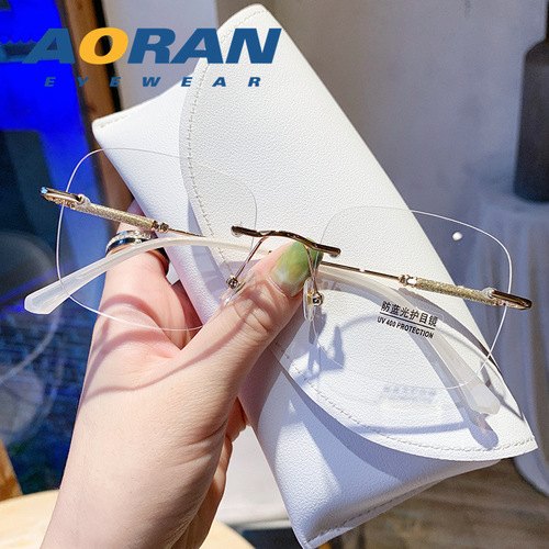 The same type of rimless eyeglasses frame with stars and no makeup for women can be paired with trendy flat glasses for myopia and prescription.