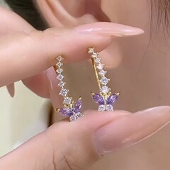 女性用の気質のある紫色の蝶のイヤリング、ニッチなデザイン、絶妙で多用途なイヤリング、パーソナライズされたイヤリング