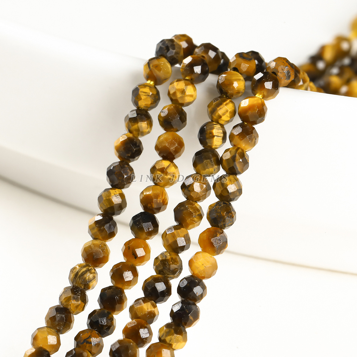 Jingde Jewelry Fideos de fútbol Pulsera de cuentas sueltas de piedra de ojo de tigre amarillo natural Cuentas semiacabadas Accesorios de joyería de bricolaje al por mayor