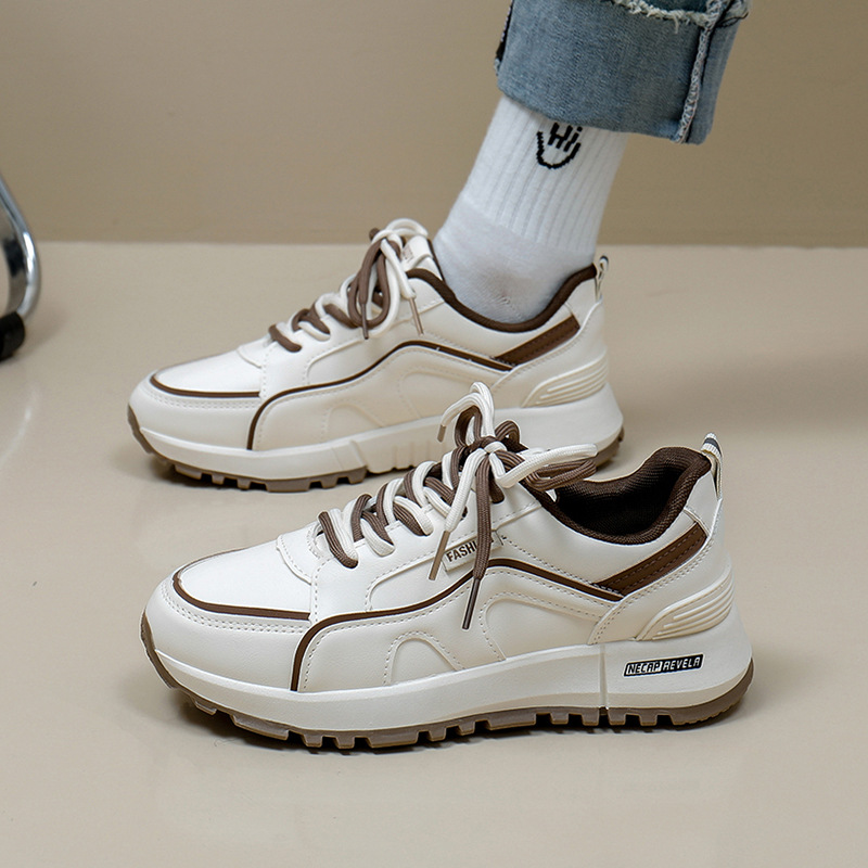 Version coréenne Instagram des petites chaussures blanches pour femmes au printemps 2024. Cette chaussure de conseil d'étudiant est une chaussure décontractée à semelle épaisse pour photo de rue_voghion.com