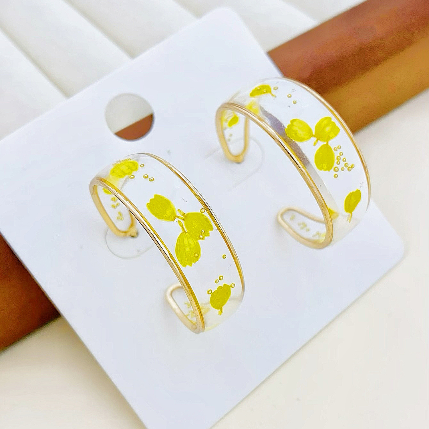 Oversized Sculptural Clear Acrylic Clip-on Earrings With Modern European Design. Hypoallergenic, Tarnish-resistant And Comfortable To Wear. Eye-catchi_voghion.com