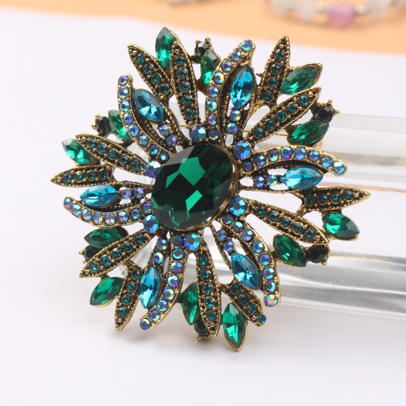 Green gem brooch European and American personalized design small corsage woolen coat autumn and winter clothes in stock wholesale delivery