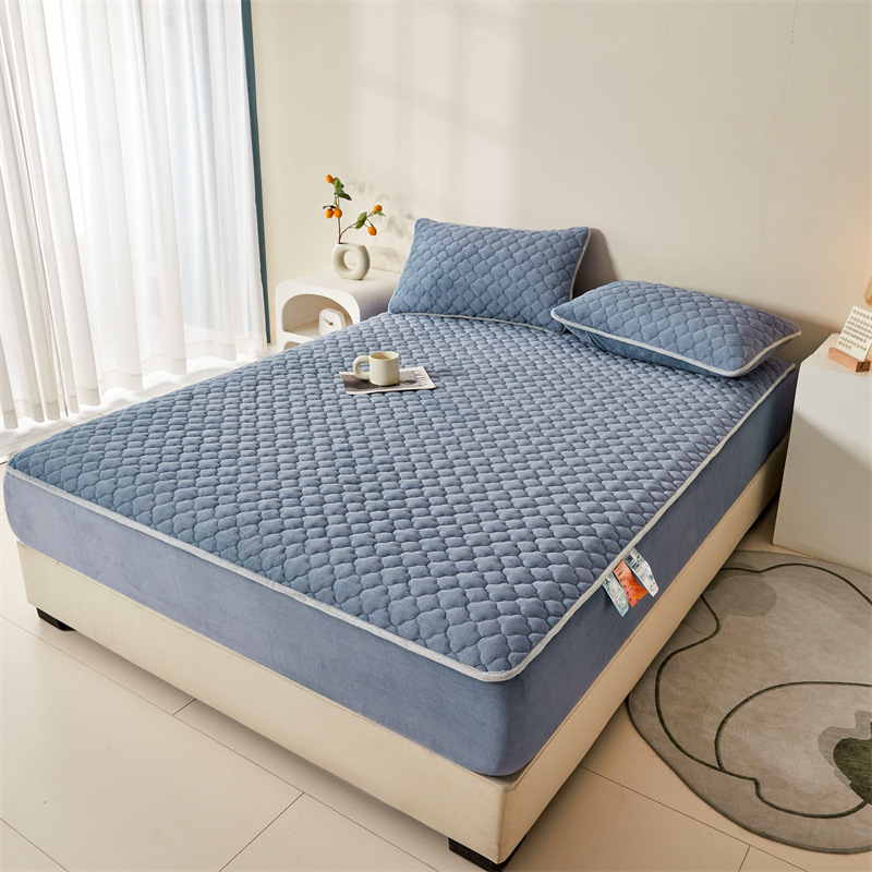 Class A milk velvet quilted bedspread single piece Winter thickened coral velvet bedspread three-piece mattress protective cover bedspread