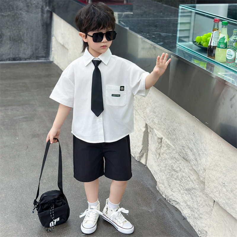 7124 Traje de estilo universitario para niños 2025 verano nuevo estilo para niños camisa de manga corta pantalones cortos traje de dos piezas bebé estilo occidental
