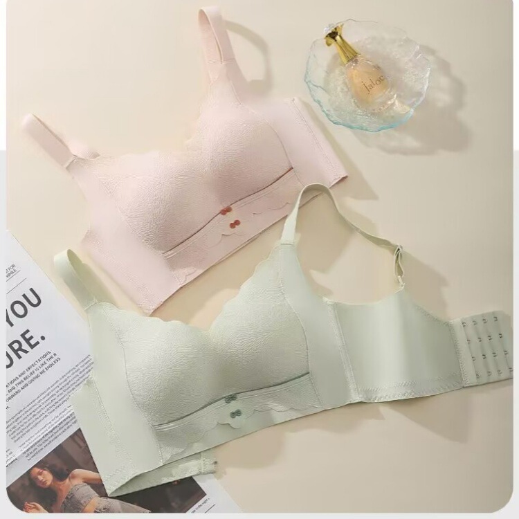 Seamless, soft, and comfortable bra without underwire, designed to lift and shape, with adjustable features, in a vibrant red color, and with a medium-thick padding to minimize side spillage Seamless, soft, and comfortable bra without underwire, designed to lift and shape, with adjustable features, in a vibrant red color, and with a medium-thick padding to minimize side spillage