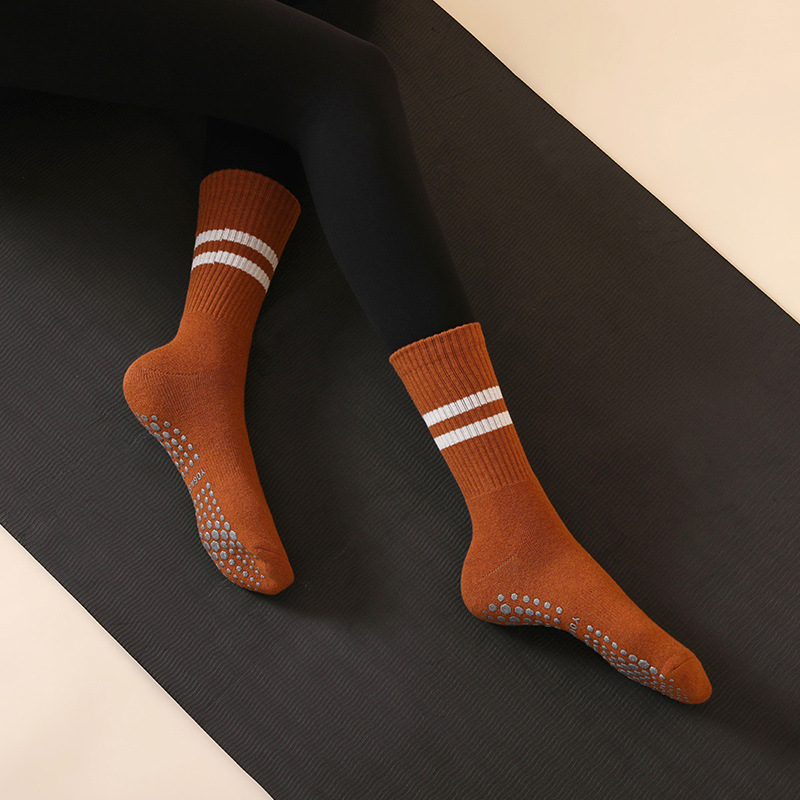 Calcetines de yoga profesionales al por mayor para mujer, calcetines deportivos de Pilates de algodón puro a rayas antideslizantes de longitud media, especiales para primavera, gruesos.