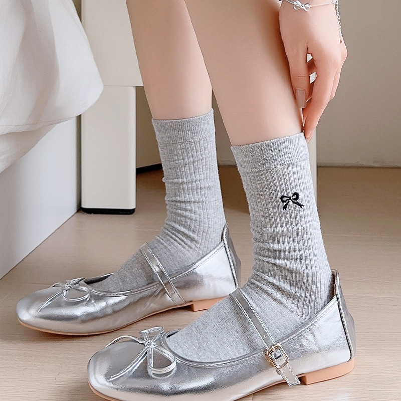 Calcetines grises damas pequeñas y frescas bordadas, medias de arco, calcetines de ballet dulces con zapatos individuales.