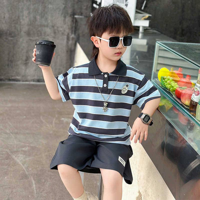 7321 Traje de niño Verano 2025 Nuevo estilo Trendy Queer Camisa POLO a rayas de manga corta Traje de dos piezas de moda de verano