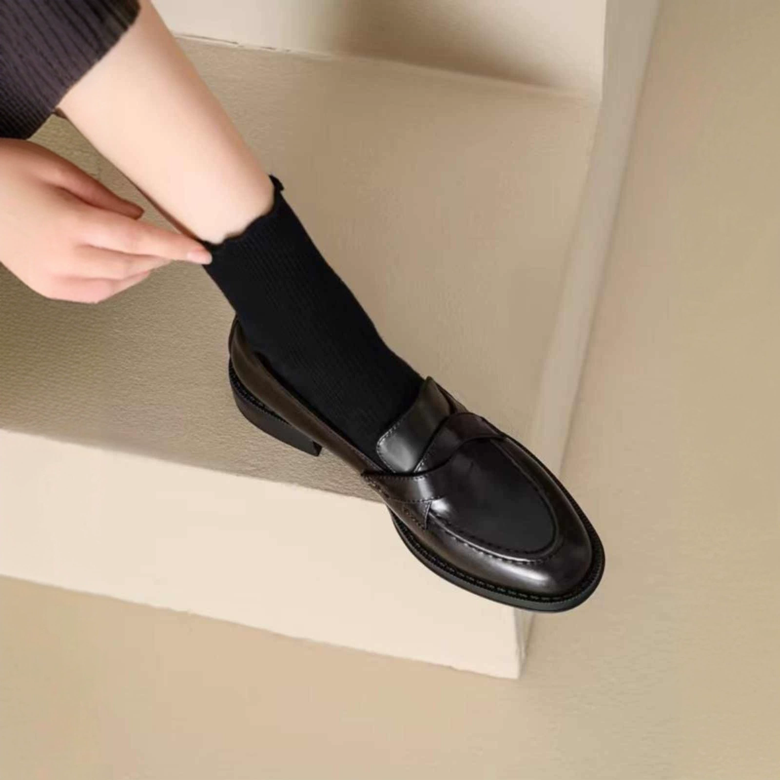 [В наличии] 2918 женских винтажных лоферов без шнуровки из мягкой кожи, универсальные маленькие кожаные туфли в британском стиле на мягкой подошве, мягкая кожа с круглым носком.