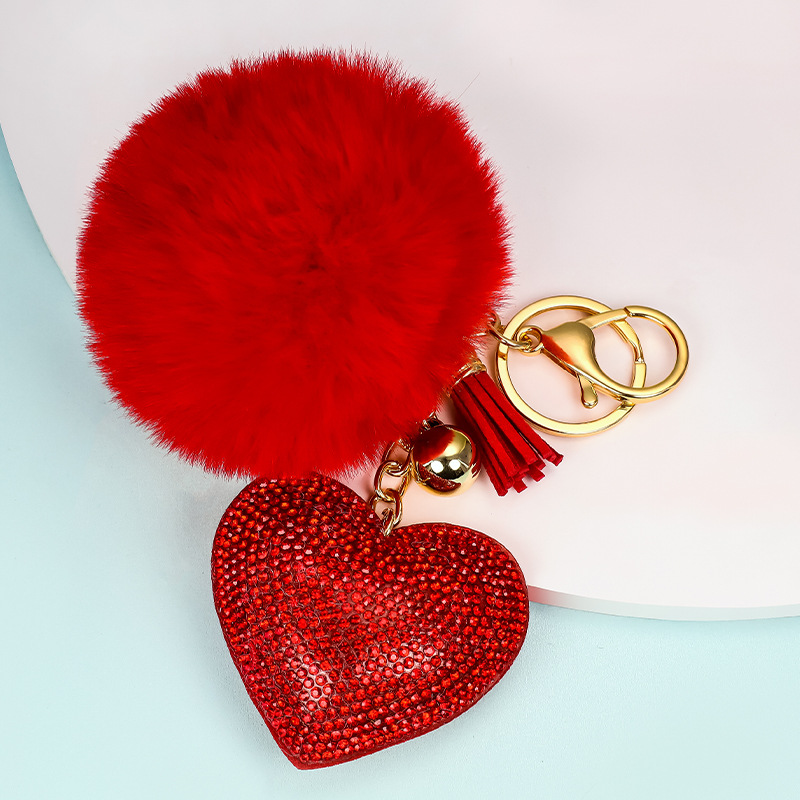 Venta caliente transfronteriza terciopelo coreano diamante color sólido amor corazón pelo bola llavero colgante bolso de las mujeres accesorios personalización
