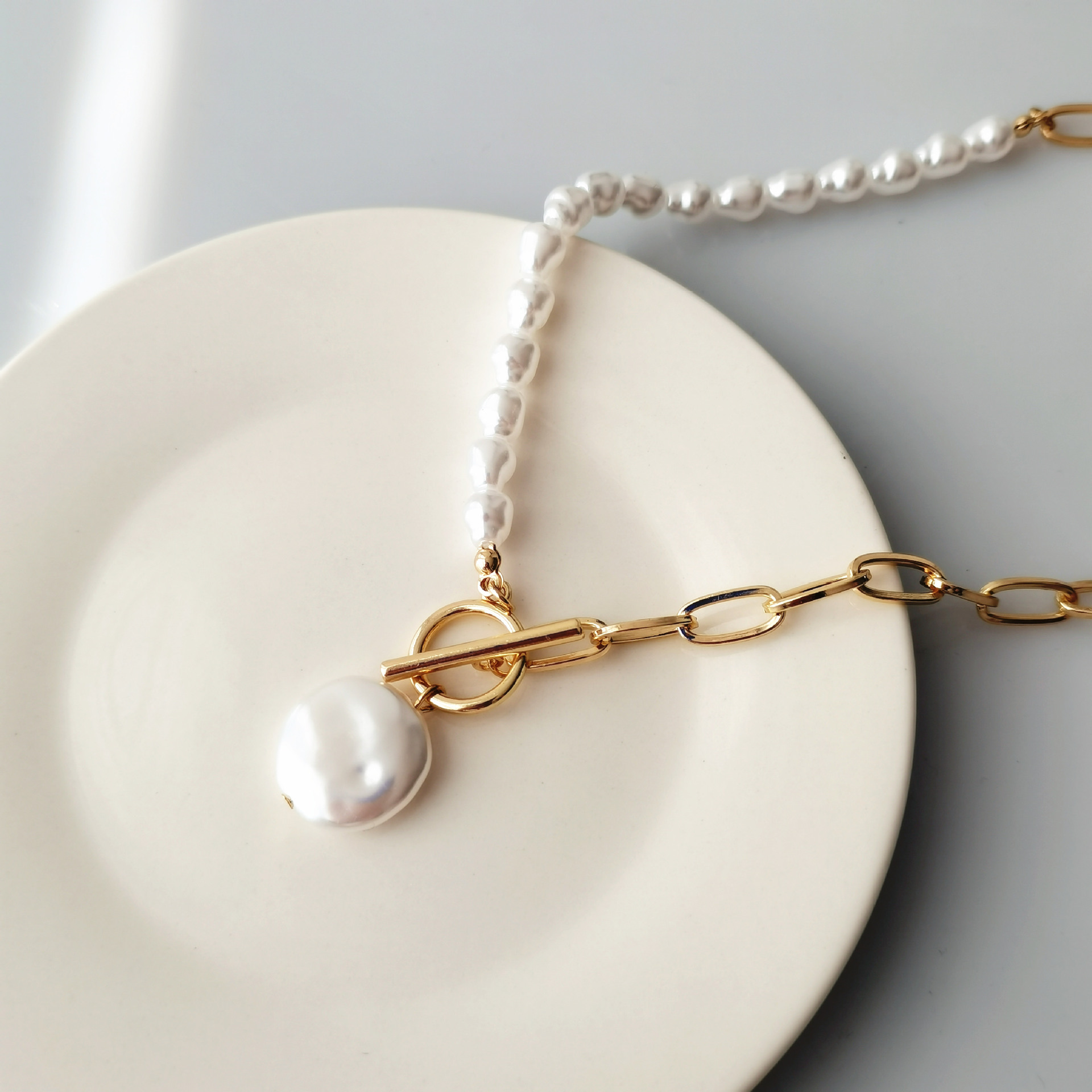 Großhandel Schmuck Einfacher Stil Runden Künstliche Perle Eisen Überzug Halskette Mit Anhänger display picture 7