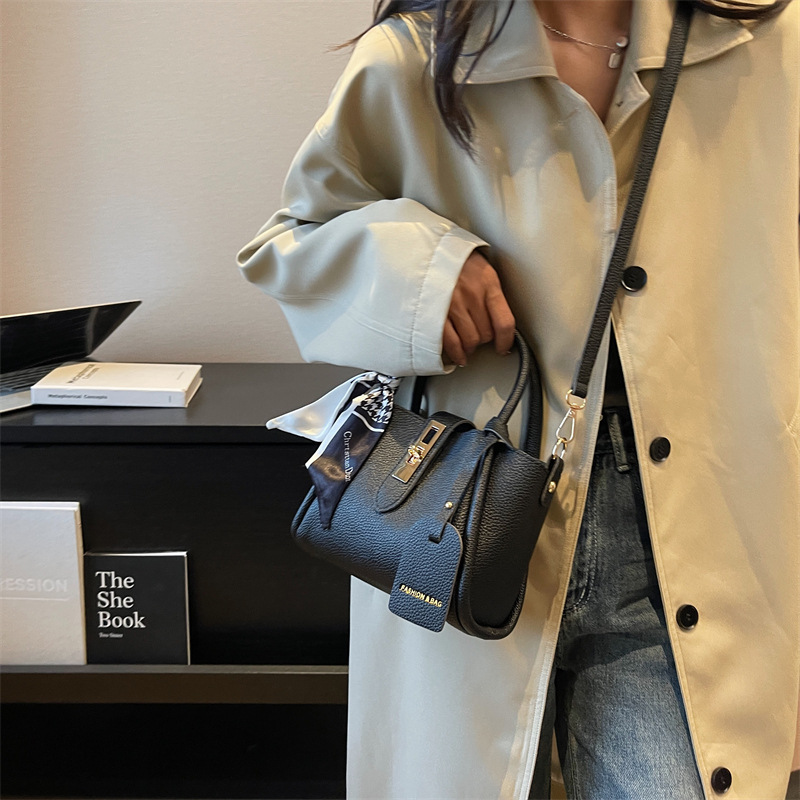 Bolso de mano de estilo occidental de alta gama para mujer 2024 nuevo bolso de cubo de agua de fuego súper popular bolso de mensajero retro de tendencia salvaje