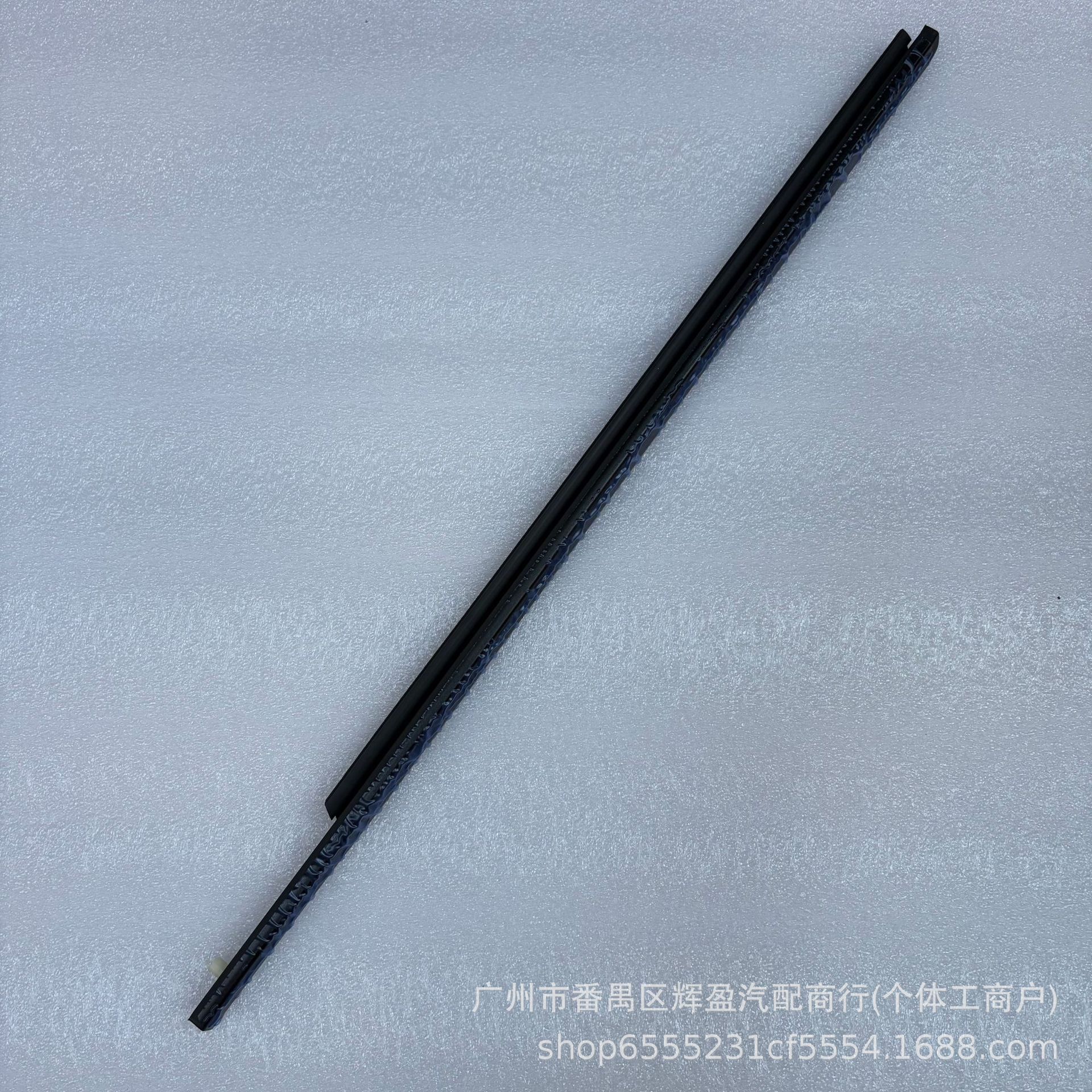 LR001737/LR001738 is suitable for the outer trim of the rear door glass on the Land Rover Freelander II