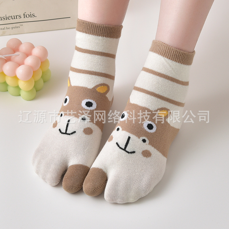 Children's Piglet Socks for Ages 4-12, Spring and Summer Mid-Tube Cartoon Combed Cotton Toe-Separated Socks, Corrective Flat Socks for Older Kids and Toddlers Children's Piglet Socks for Ages 4-12, Spring and Summer Mid-Tube Cartoon Combed Cotton Toe-Separated Socks, Corrective Flat Socks for Older Kids and Toddlers