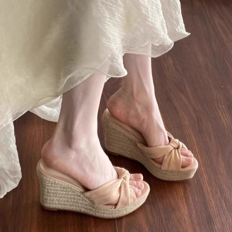 2026 verano hermoso red pendiente roja zapatillas de tacón de moda para mujeres arco pequeño aumento de altura de cordón tejido zapatos de mujer image 2