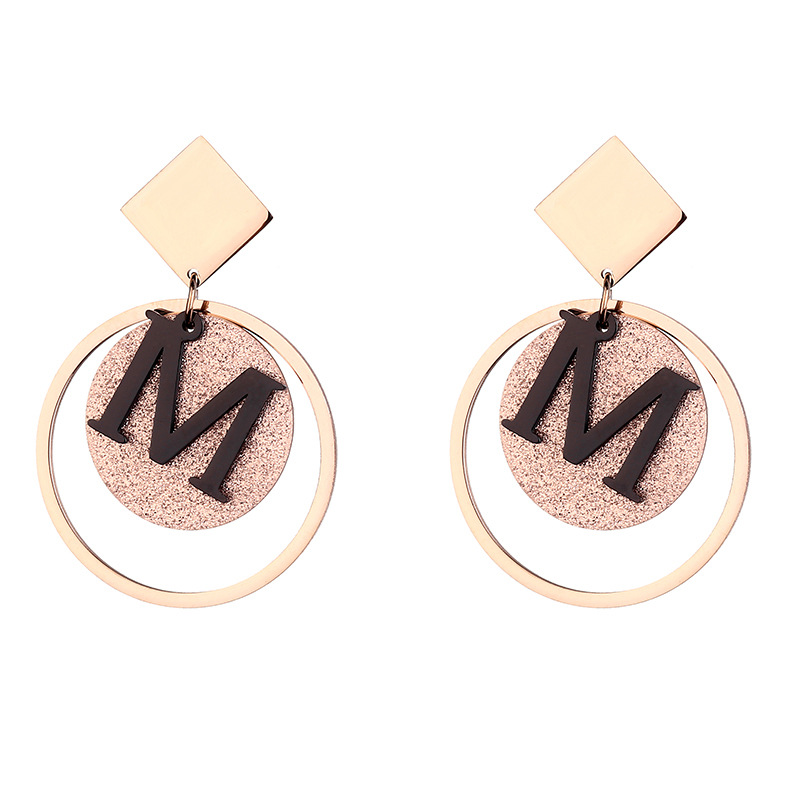 Simple esmerilado M letras de titanio pendientes de oro rosa para mujeres pendientes pendientes de lujo ligero no decoloración joyas