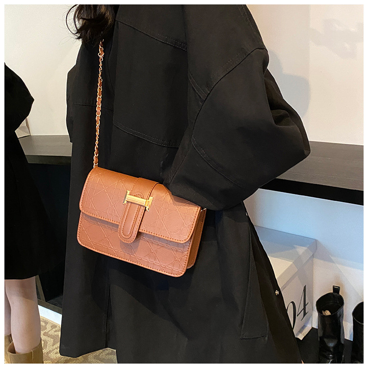 This stylish, high-quality, and trendy hand-held crossbody bag is a new cross-border women's bag for autumn and winter 2024. It features a checkered commuter single-shoulder bag undefined