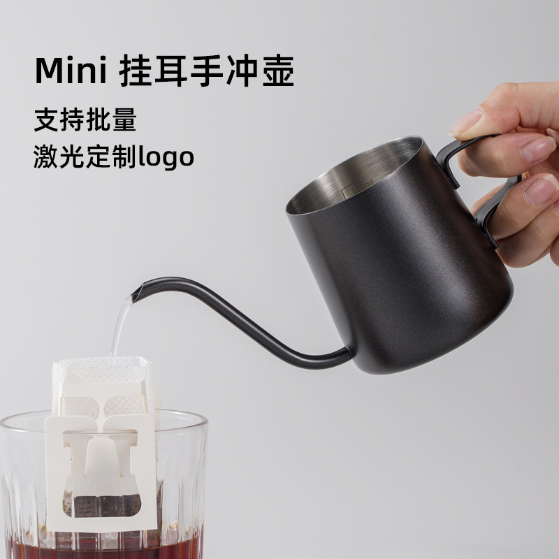 耳をかけるコーヒーの手でポットの先の口を突くポットの長い口ポットのステンレスの点滴式の水筒の家庭用コーヒーポット|undefined