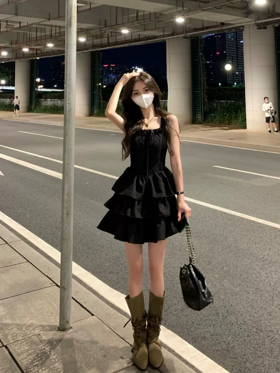 2024 Летняя новая французская сладкая девушка черная юбка с подтяжкой высокого темперамента